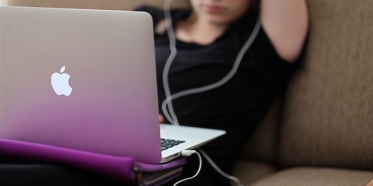 Apple Onlineshop Junge Frau mit MacBook Air