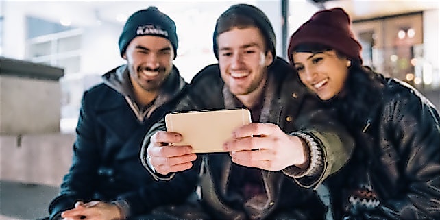 Spiegel-Anti-Valentinstag-Freunde Drei Freunde machen ein Selfie von sich
