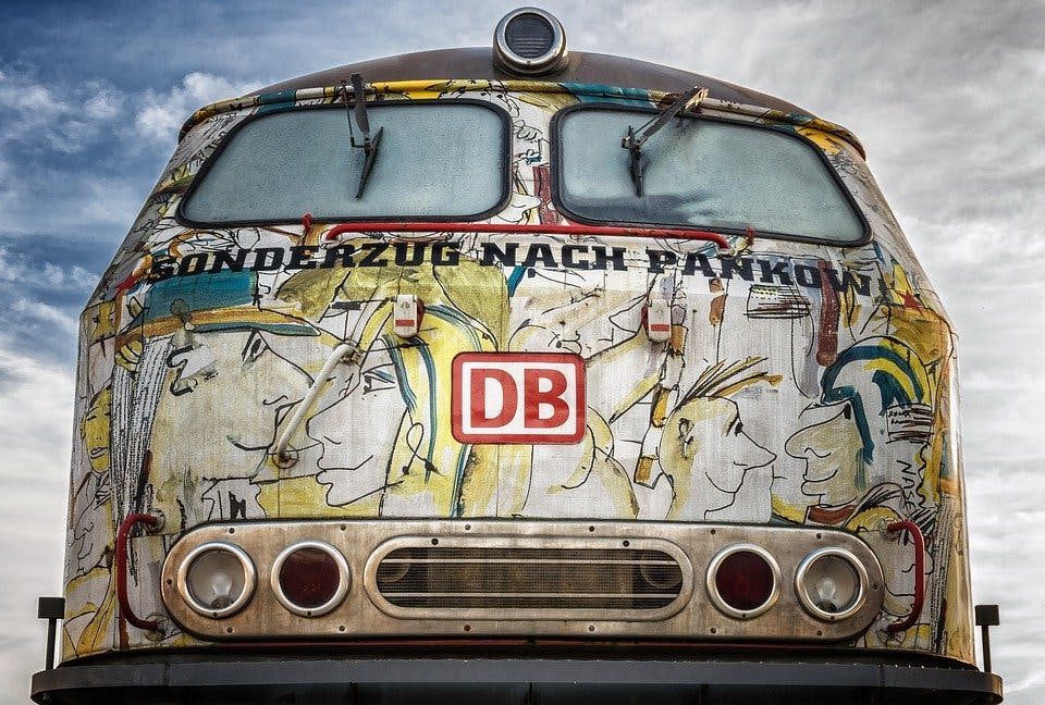 bemalter DB-Triebwagen mit Aufschrift "Sonderzug nach Pankow"