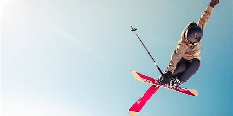 Skifahrer vor einer Berglandschaft