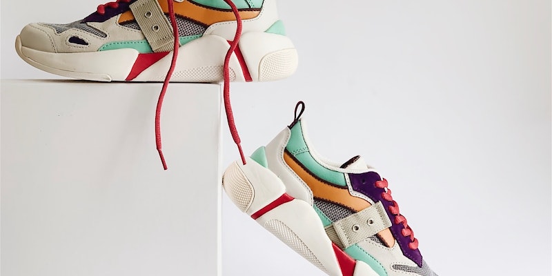 Bunte Sneaker vor weißem Hintergrund