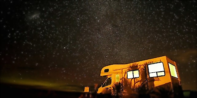 Mit dem Camper unter den Sternen Mit dem Camper unter den Sternen