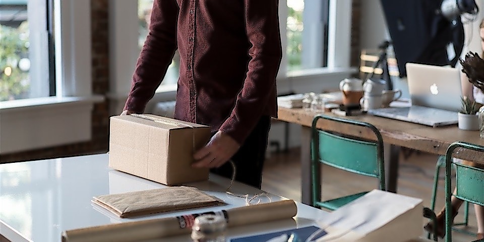 Bei Amazon bestellen Paket auf Schreibtisch