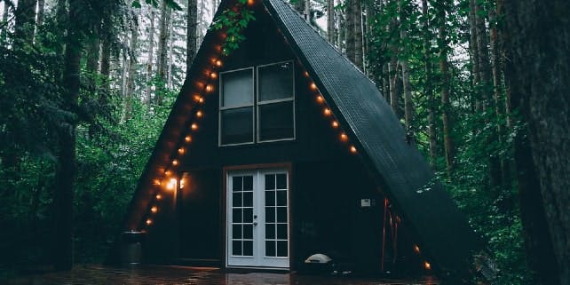 Glamping in einem Häuschen im Wald