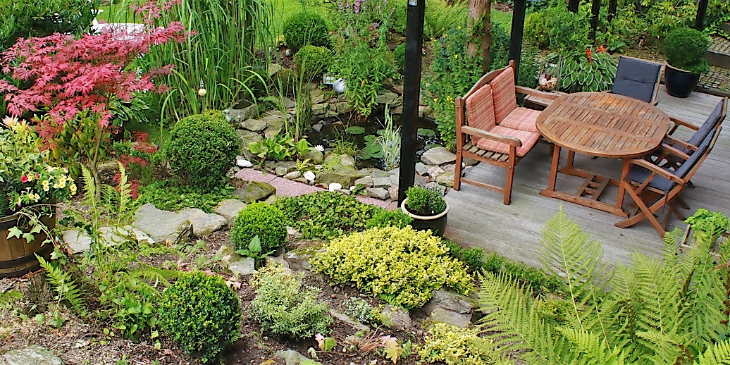 DeubaXXL Gutschein Garten mit Holzterrasse und Holzmöbeln