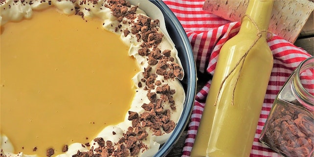 Ostergeschenke_Erwachsene_Eierlikör Eierlikör-Flasche neben einem Kuchen mit Eierlikör