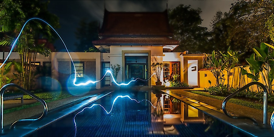 Unsplash - Ihor Saveliev Auch vor Einbrüchen oder Überspannung durch Stromschläge kann ihr Smart Home vesichert werden.