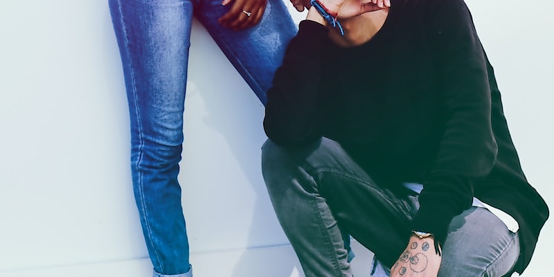 Frau und Mann mit Jeans, Chinos und Pullover