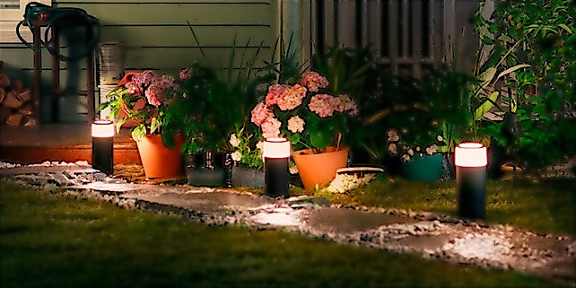 Smarte_Außenbeleuchtung_Wegeleuchten Leuchten am Gartenweg