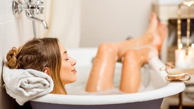 Eine Frau entspannt in einer Badewanne.