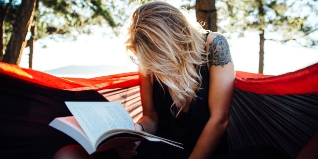 Entspannt Lesen in der Hängematte Entspannt Lesen in der Hängematte