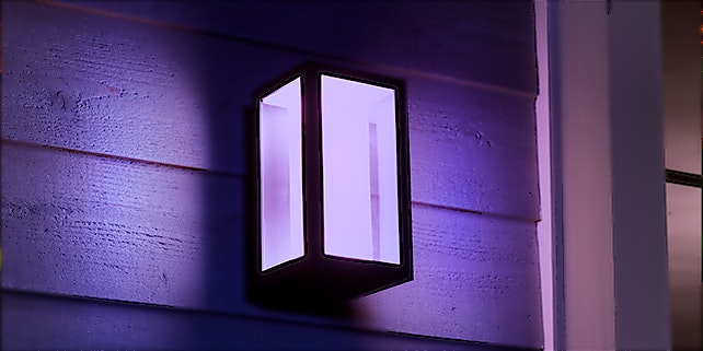 Smarte_Außenbeleuchtung_Außenwand Außenwandleuchte mit lila Licht