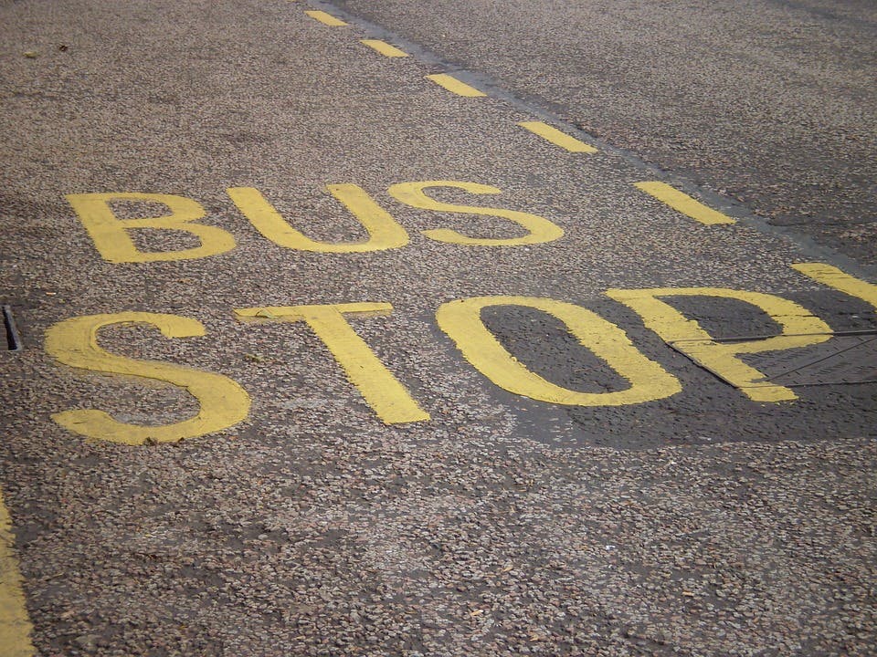 Beschriftung "Bus Stop" auf Seitenstreifen