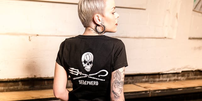 Blonde Frau von hinten mit Sea Shepherd Shirt