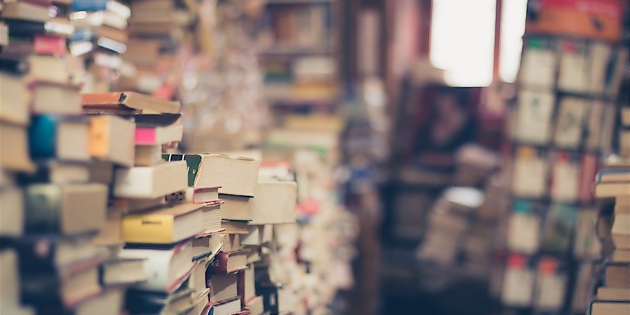 Orell Füssli Gutschein Bücher aufeinander gestapelt zu hohen Türmen