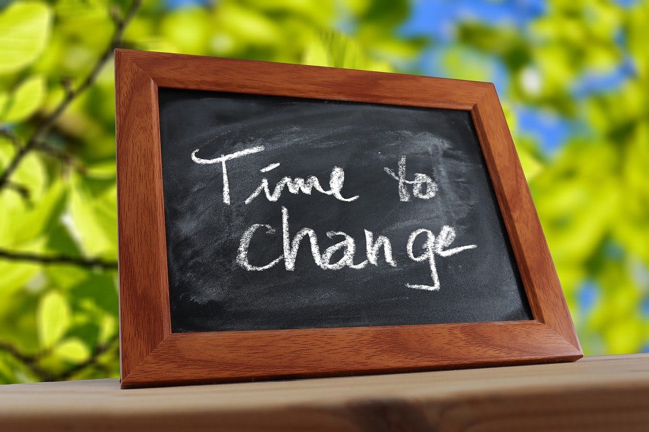 Nachhaltig shoppen: Tafel mit dem Schriftzug "Time to change"