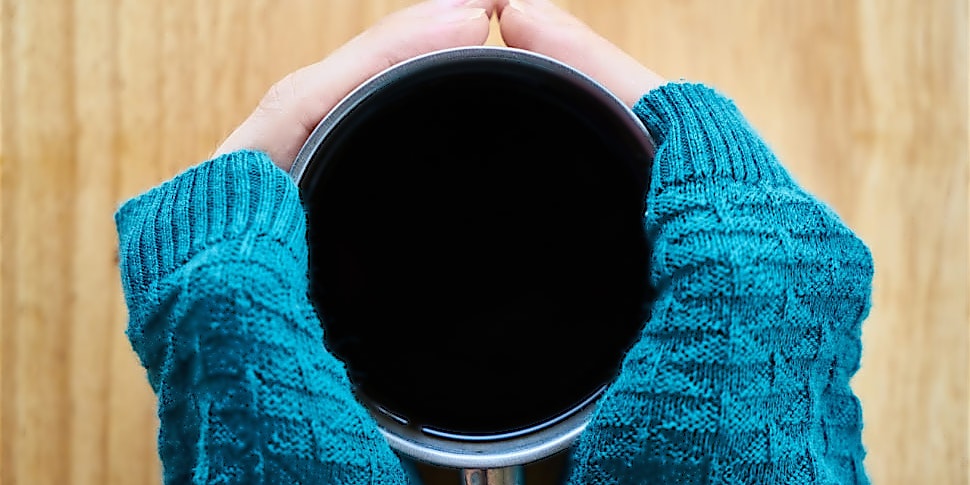 ntv_kalteHaende_Tee Hand wärmt sich an einer Tasse Tee