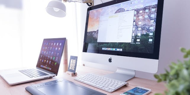 Laptop, Desktop-PC, Tablet und Smartphone auf einem Schreibtisch