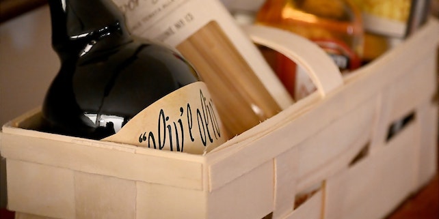 Ostergeschenke_Erwachsene_Korb Korb gefüllt mit Olivenöl, Spaghetti und mehr