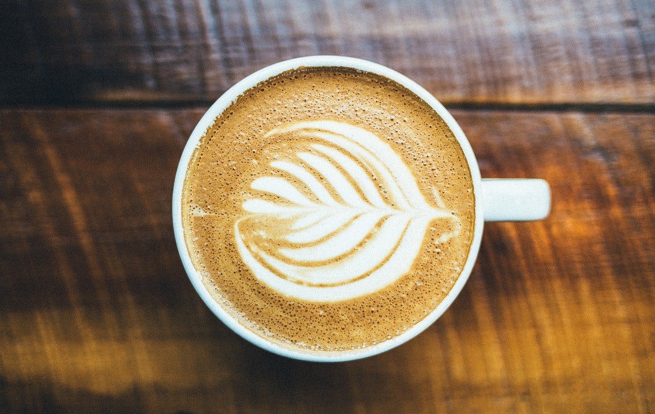 Tasse Kaffee mit kunstvollem Schaum-Arrangement