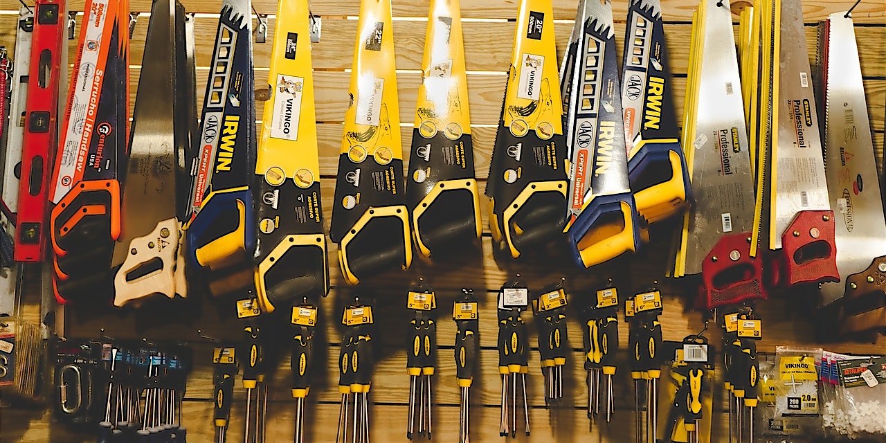 Sägen und Schraubenzieher an der Wand angebracht produkt bild