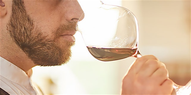 BCO_Belvini_Nase Mann riecht an dem Wein in seinem Glas