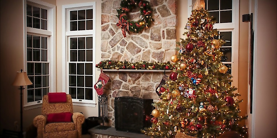 Reich geschmückter Weihnachtsbaum produkt bild