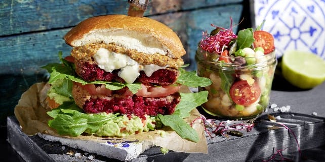 Rote Bete-Burger mit Salat