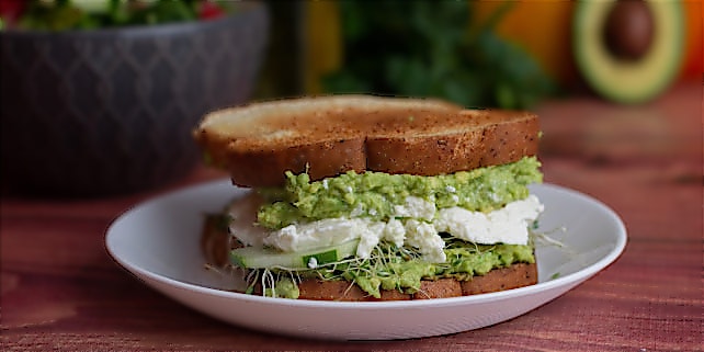 Spiegel-Veganuary-Avocadotoast Avocadotoast mit Frischkäse und Kresse