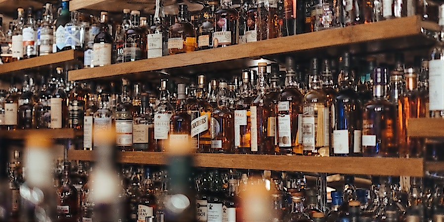 Unsplash - Adam Wilson Seltene und limitierte Whiskeys können zu wahren Geldanlagen werden.