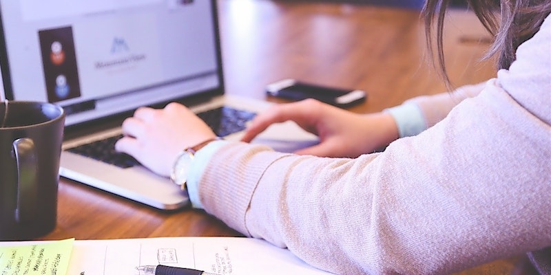 Eine Frau arbeitet am Laptop