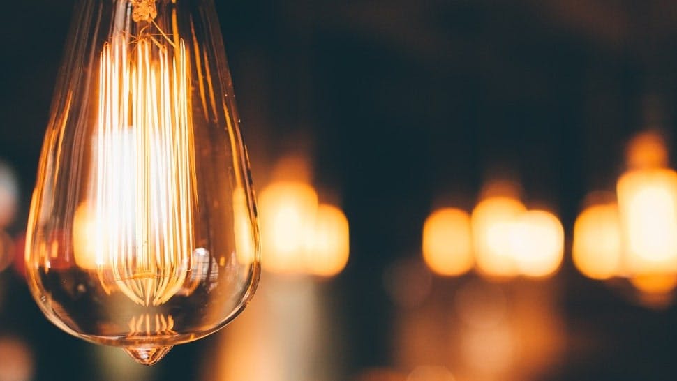 Eine LED-Lampe scheint am Abend