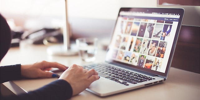 BCO MediaMarkt Home Office Frau geht Bildergalerie am Laptop durch