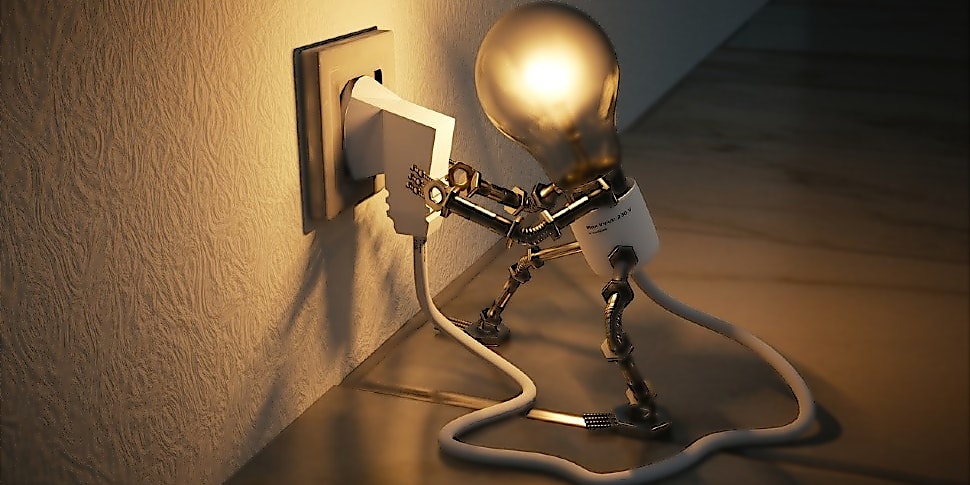 Glühbirne steckt Stecker ein - so geht Energiesparen im Haushalt
