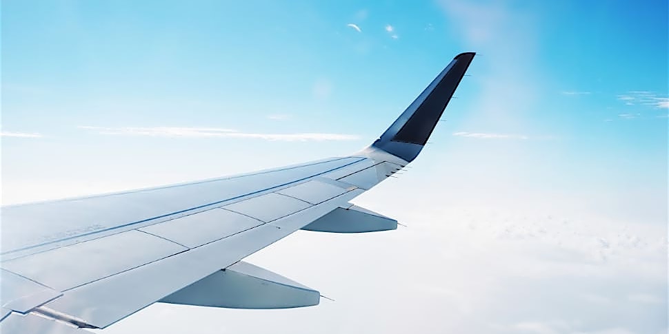 ntv-guenstige-Fluege-Himmel Blick aus dem Flugzeug zu den Tragflächen und dem Himmel