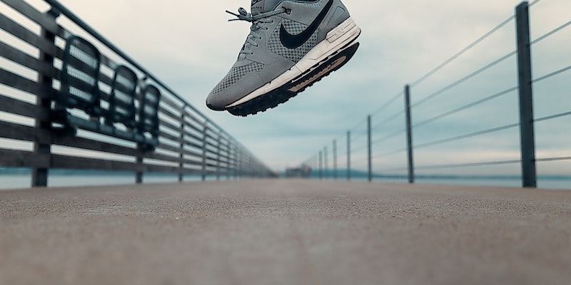 Graue Schuhe der marke Nike