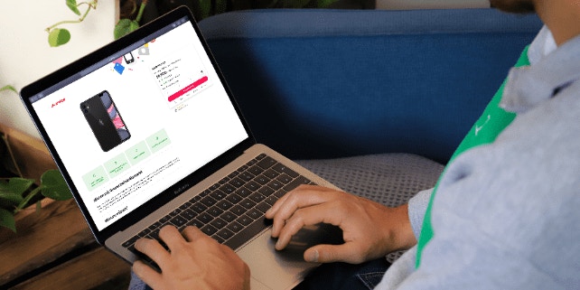 BCO_Grover_Bestellung Technik mieten: Mann bestellt am Laptop bei Grover