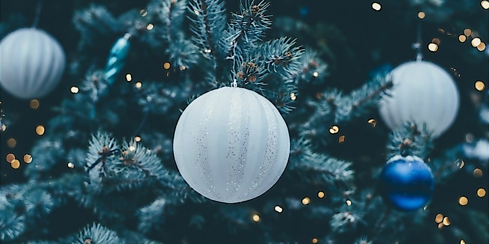 Christbaumkugeln auf Weihnachtsbaum produkt bild