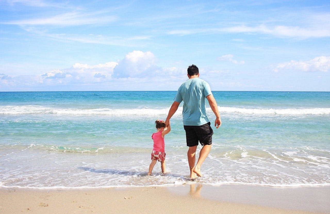 Vater und Tochter am Strand