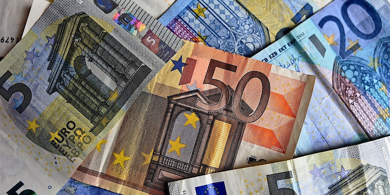 1822direkt Gutschein Euroscheine aufeinandergestapelt