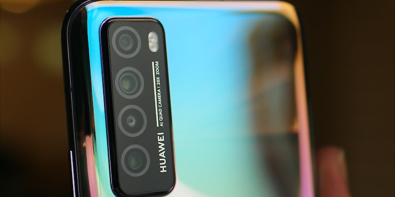 Nahaufnahme der Kameralinsen an einem Huawei Handy
