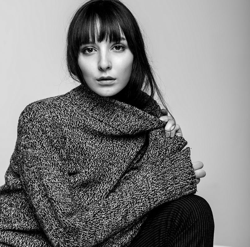 Frau in Strickpullover