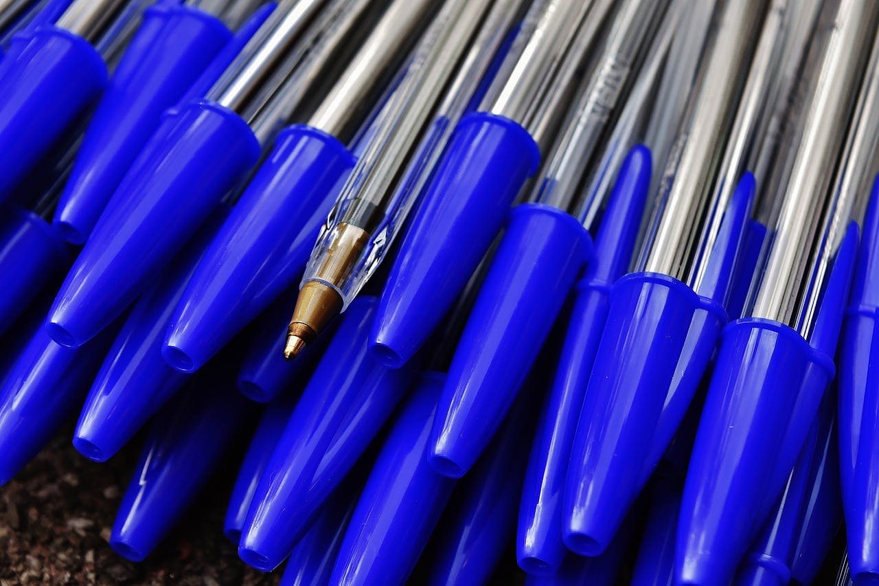 Viele Kugelschreiber mit blauer Kappe