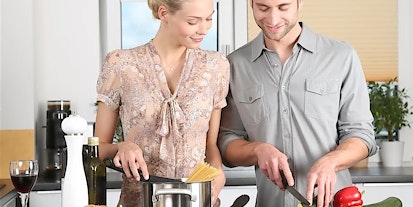 HelloFresh gemeinsam kochen Paar kocht gemeinsam