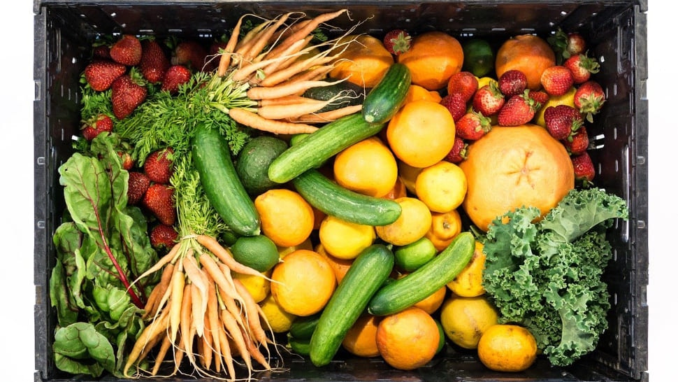 Obst und Gemüse in einer schwarzen Kiste