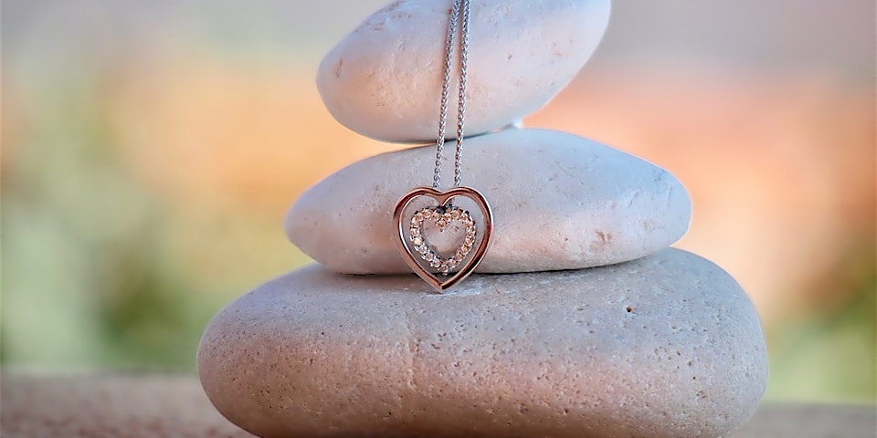 Schmuck kann man bei Engelhorn kaufen