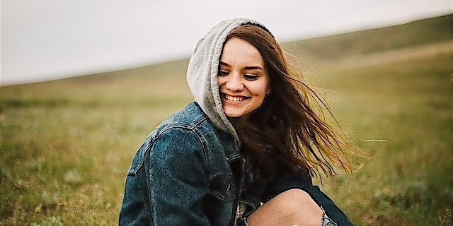 Frau mit Hoodie und Jeansjacke