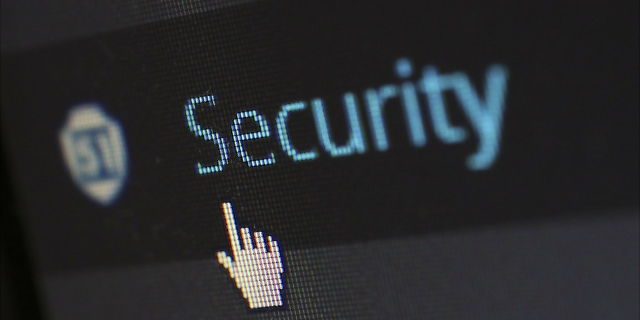 ESET Gutschein Security Schriftzug auf PC Bildschirm wird angeklickt