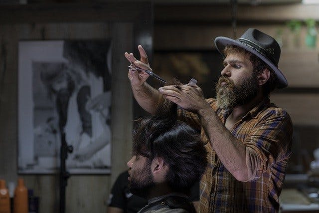 Mann schneidet Mann Haare- Barber Shop