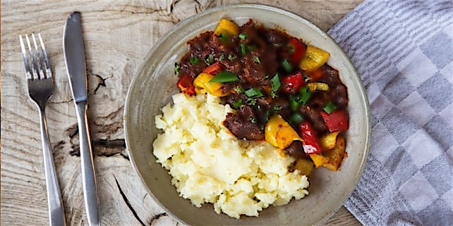 Rehgulasch mit Gemüse und Kartoffelpüree Rehgulasch mit Gemüse und Kartoffelpüree